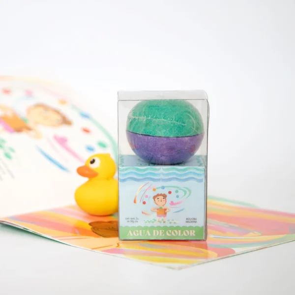 Bomba de color para colorear el agua, inspirada en el libro Cuentos en Pijamas 1 "Agua de color". Camilo se bañaba con el regalo especial que le hizo su abuela, convirtiendo el baño en un momento lleno de diversión y color. ¡Te invitamos a llenar de imaginación tu bañadera y divertirte como él!. Las bombas del baño son esfervecentes, limpian el cuerpo y colorean el agua. Cada caja trae 2 bombas de distintos colores, para aprovechar 2 baños. Están aprobadas para uso en niños DESDE 3 años y dejan un perfume rico y suave.