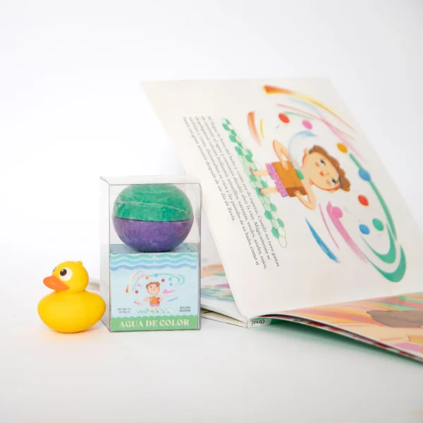 Bomba de color para colorear el agua, inspirada en el libro Cuentos en Pijamas 1 "Agua de color". Camilo se bañaba con el regalo especial que le hizo su abuela, convirtiendo el baño en un momento lleno de diversión y color. ¡Te invitamos a llenar de imaginación tu bañadera y divertirte como él!. Las bombas del baño son esfervecentes, limpian el cuerpo y colorean el agua. Cada caja trae 2 bombas de distintos colores, para aprovechar 2 baños. Están aprobadas para uso en niños DESDE 3 años y dejan un perfume rico y suave.